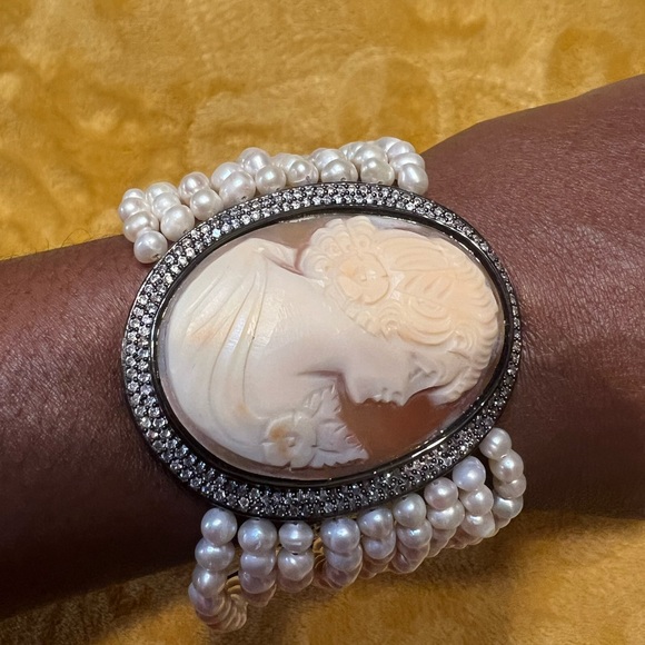 preowned freshwater pearls Cameo Bracelet - Picture 4 of 9